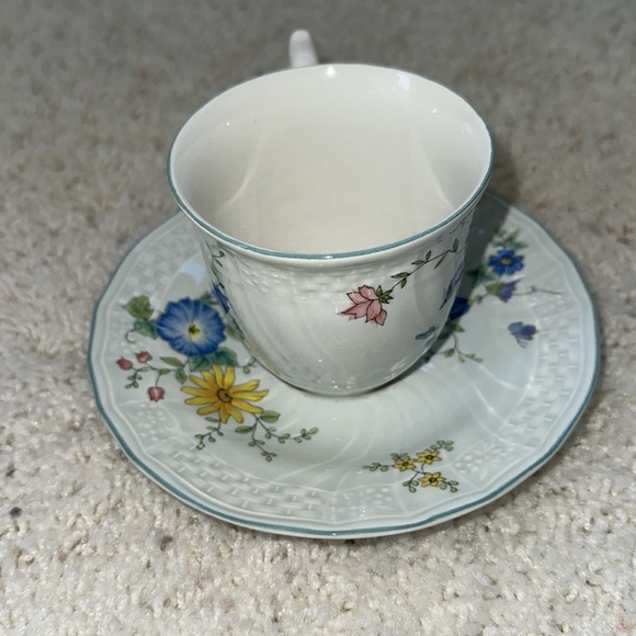 MIKASA Antique Green Victoria D3401 Made in Japan Floral Tea Cup and Saucer - Picture 4 of 11